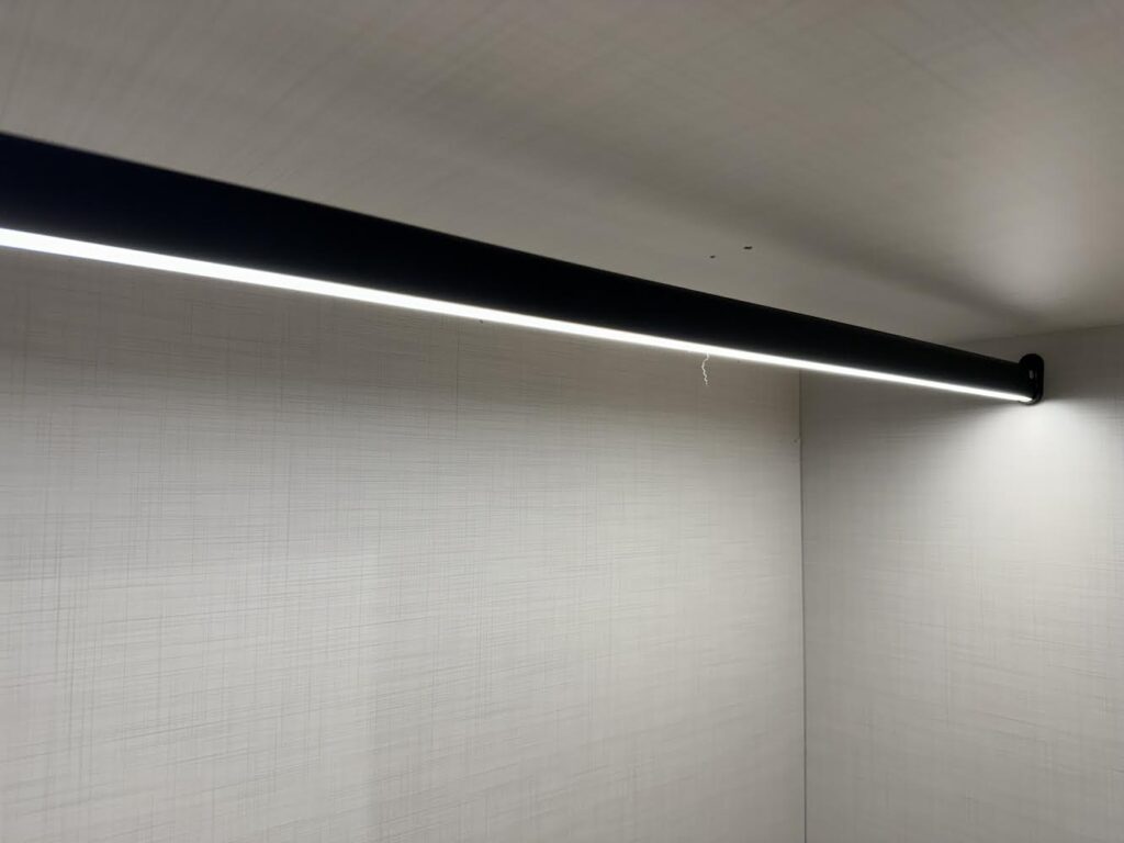 Barra LED con sensor de movimiento instalada en armario moderno